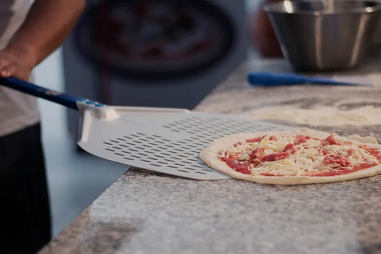 Pizzaspade alu. perf./rekt. 36x36cm, skaft 120cm