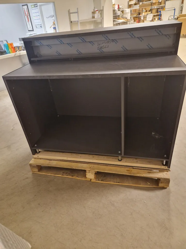 Bardisk med fliser i front