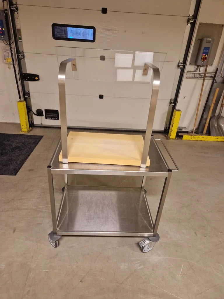 Displaybrett med nyseskjerm, bøk