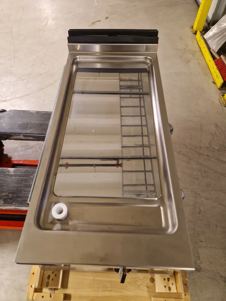 Icon9000 flatgrill med slett kromplate - Red Line