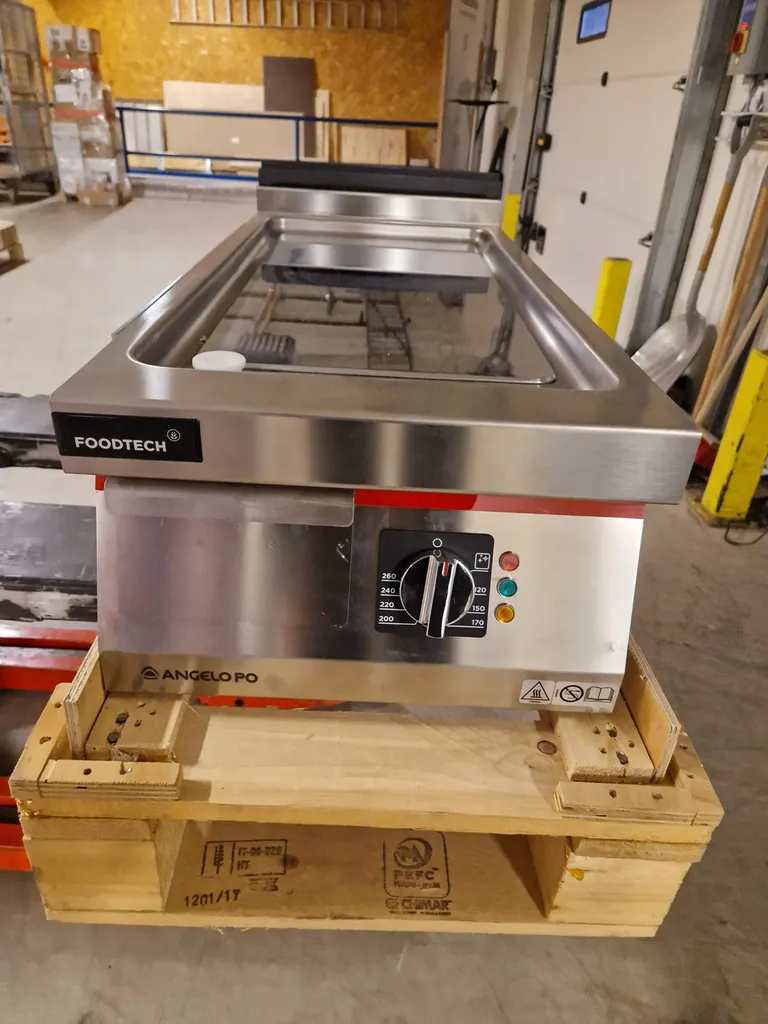 Icon9000 flatgrill med slett kromplate - Red Line